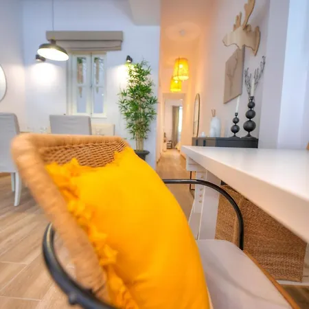 Casa de Férias Unique And Tastefully Furnished Maisonette With Large Yard Sbon1-1