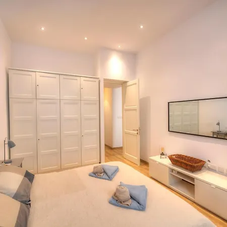 Casa de Férias Unique And Tastefully Furnished Maisonette With Large Yard Sbon1-1 Sliema