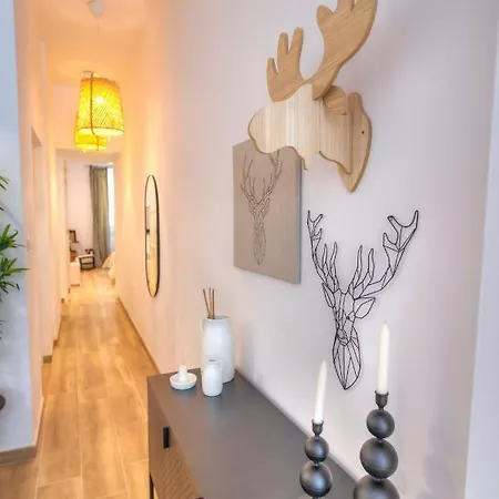別荘 Unique And Tastefully Furnished Maisonette With Large Yard Sbon1-1
