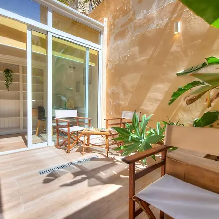 Casa de Férias Unique And Tastefully Furnished Maisonette With Large Yard Sbon1-1