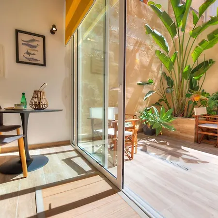 Unique And Tastefully Furnished Maisonette With Large Yard Sbon1-1 *