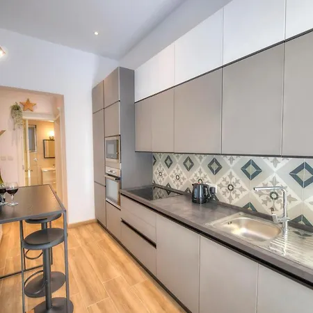 Unique And Tastefully Furnished Maisonette With Large Yard Sbon1-1 別荘 *
