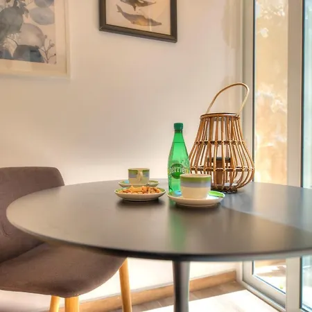Unique And Tastefully Furnished Maisonette With Large Yard Sbon1-1