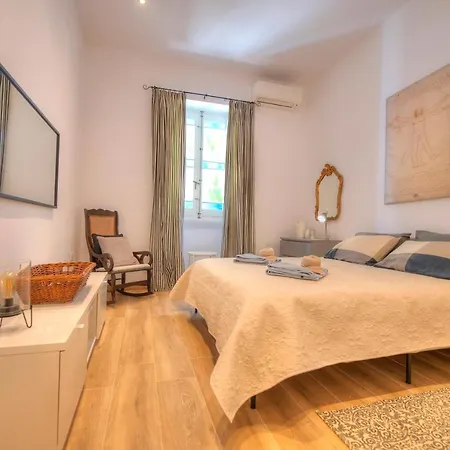 Unique And Tastefully Furnished Maisonette With Large Yard Sbon1-1 *