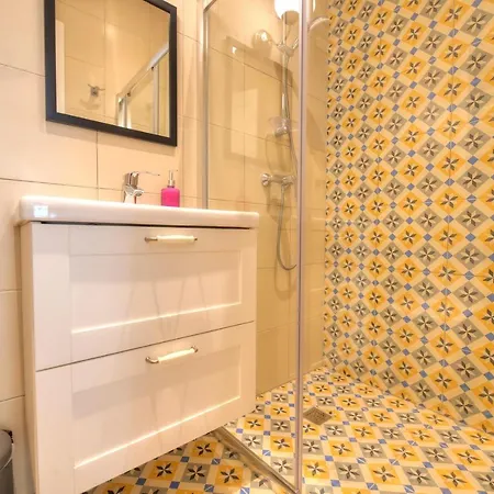 Unique And Tastefully Furnished Maisonette With Large Yard Sbon1-1